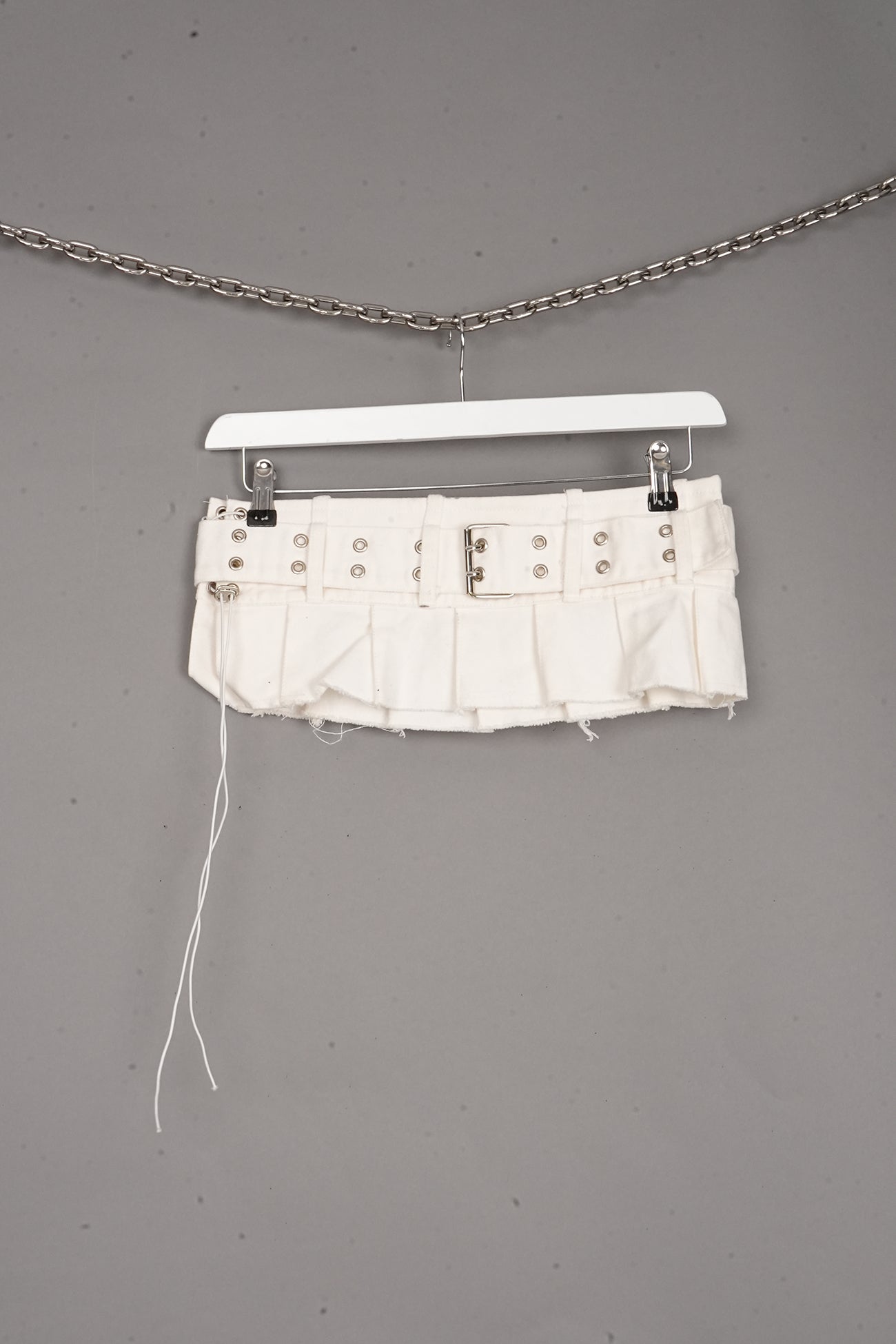 BELTED DISTRESSED MICRO SKIRT WHITE