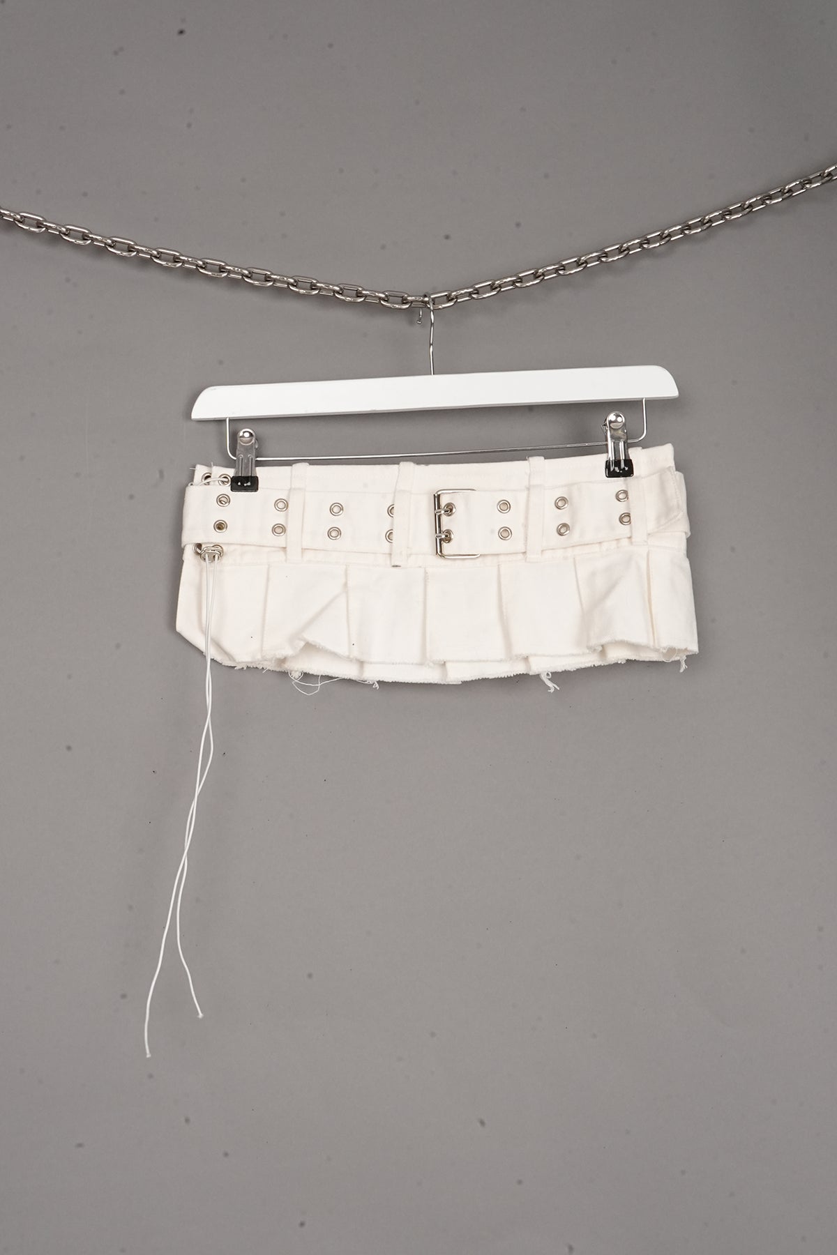 BELTED DISTRESSED MICRO SKIRT WHITE