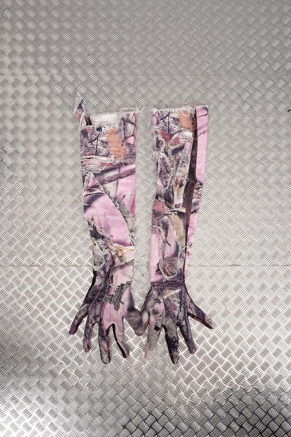 DISTRESSED CAMO GLOVES