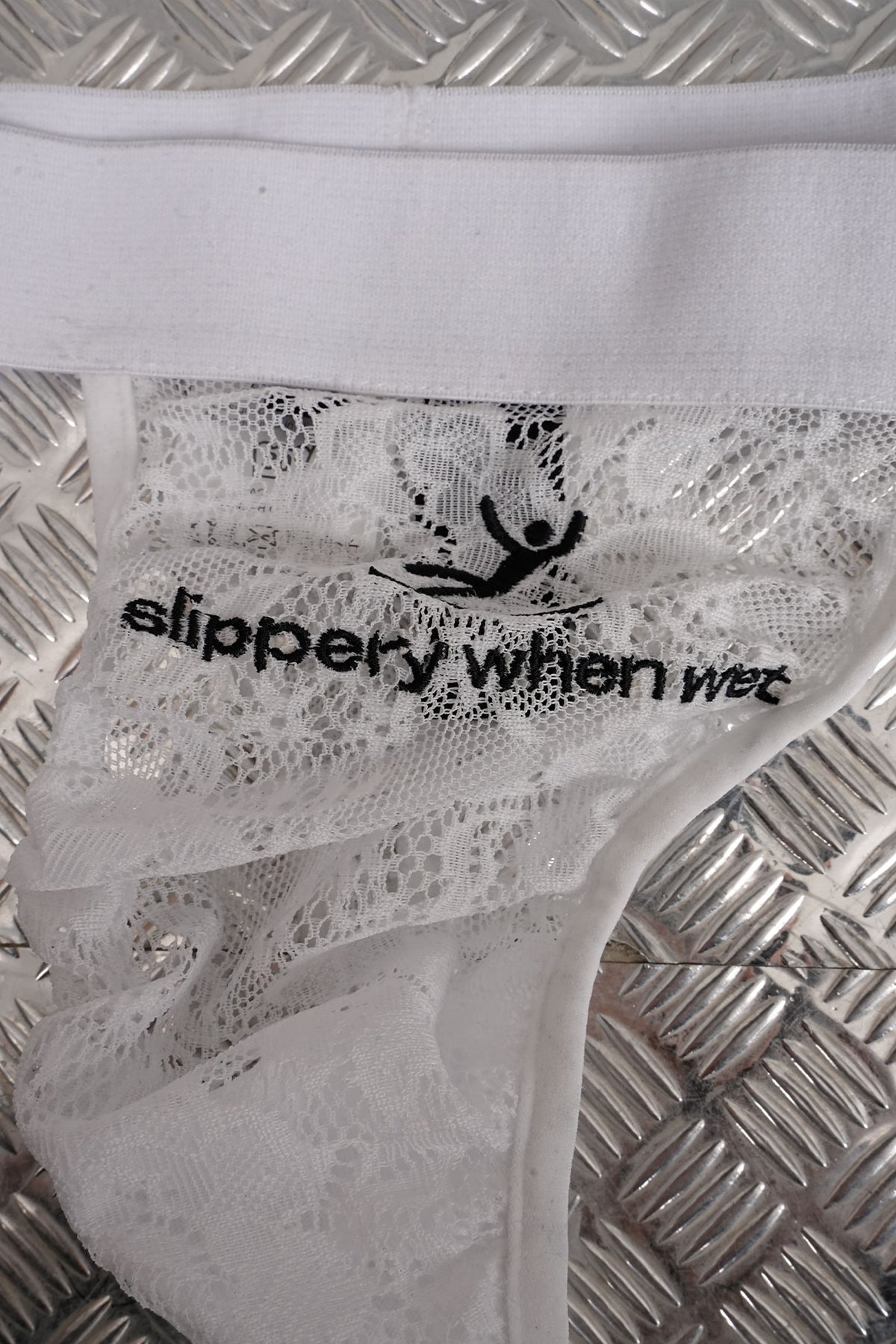 SLIPPERY LACE THONG - pouch panty