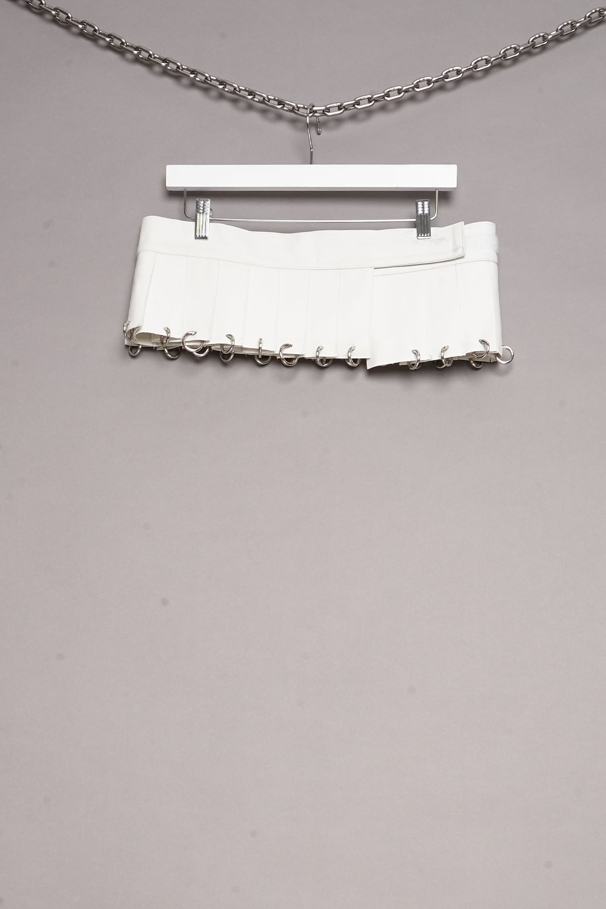 PLEATED MINI SKIRT WITH RINGS - WHITE